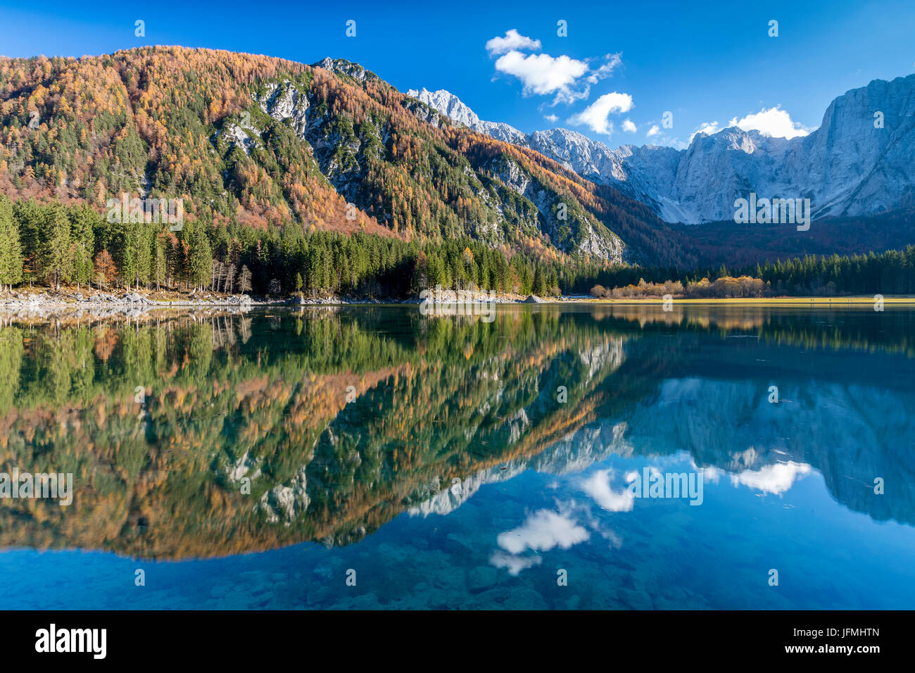Mangart mountain riflessa nel Lago di Fusine, sulle Alpi Giulie, Friuli Venezia Giulia, provincia di Udine, Italia, Europa Foto Stock