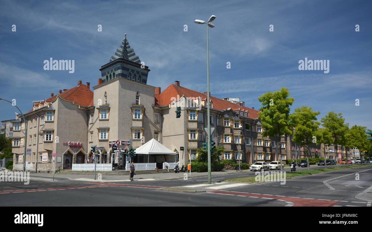 Strade impressioni da Berlin Spandau (attraversamento Falkenseer Chaussee con Zeppelinstrasse) da Giugno 15, 2017, Germania Foto Stock