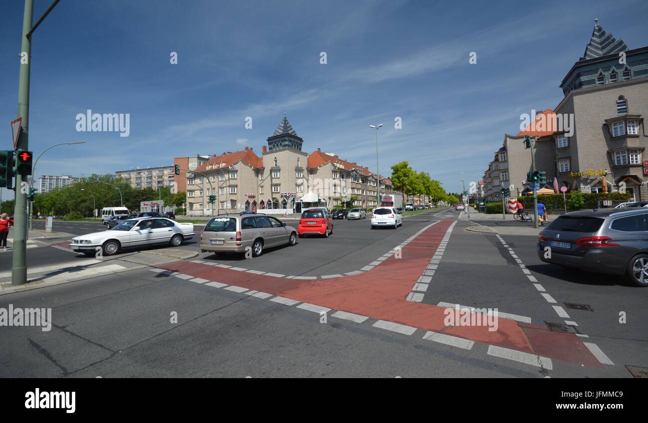 Strade impressioni da Berlin Spandau (attraversamento Falkenseer Chaussee con Zeppelinstrasse) da Giugno 15, 2017, Germania Foto Stock