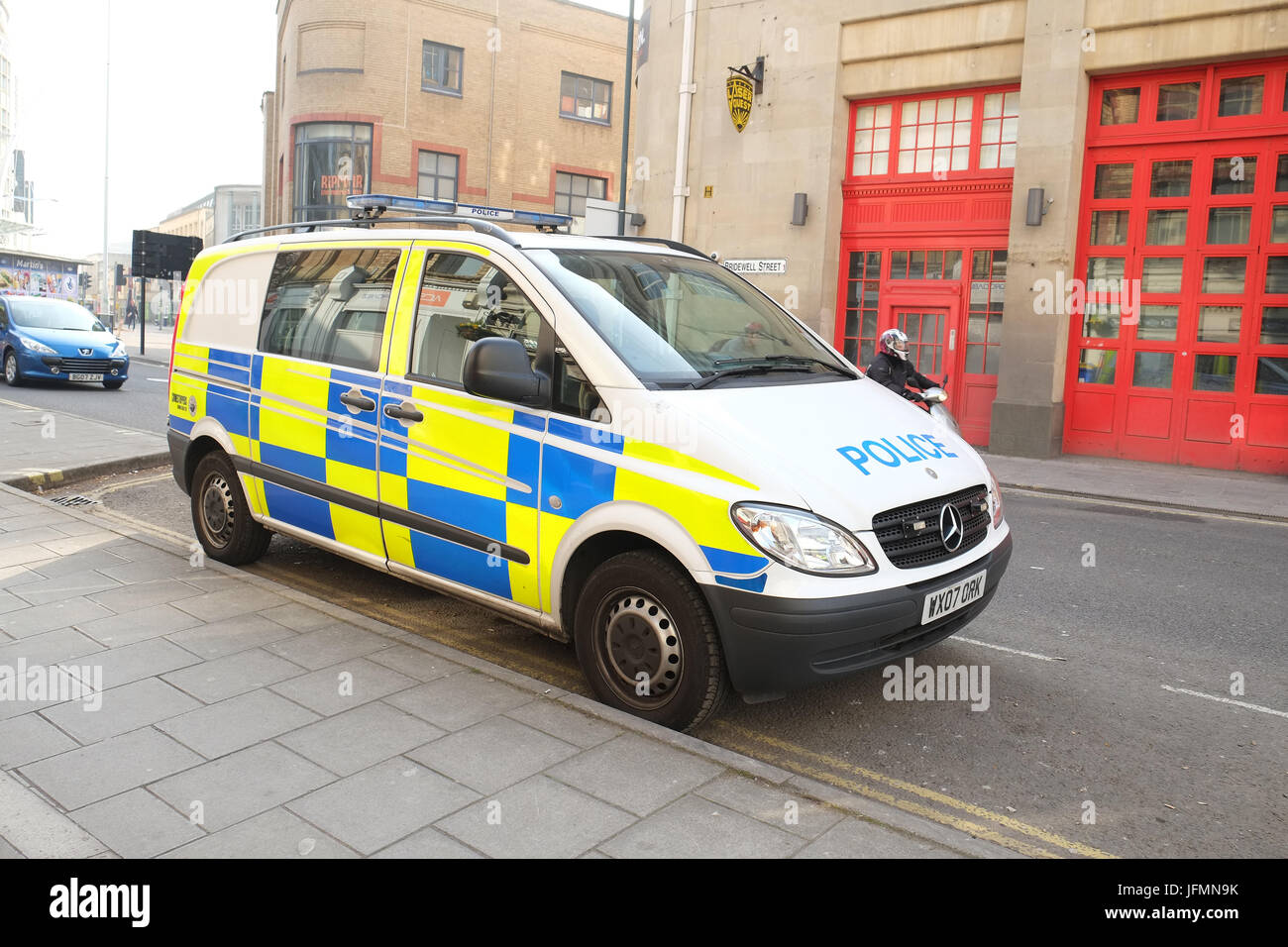 10 Aprile 2017 - Mercedes Vito polizia van parcheggiato in Bridewell Street a Bristol, vicino alla stazione di polizia e Broadmead Shopping Centre Foto Stock