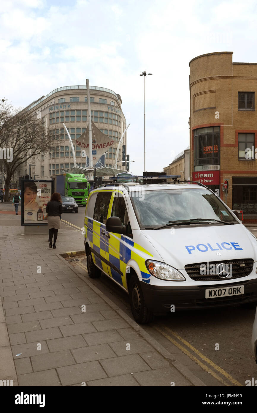 10 Aprile 2017 - Mercedes Vito polizia van parcheggiato in Bridewell Street a Bristol, vicino alla stazione di polizia e Broadmead Shopping Centre Foto Stock