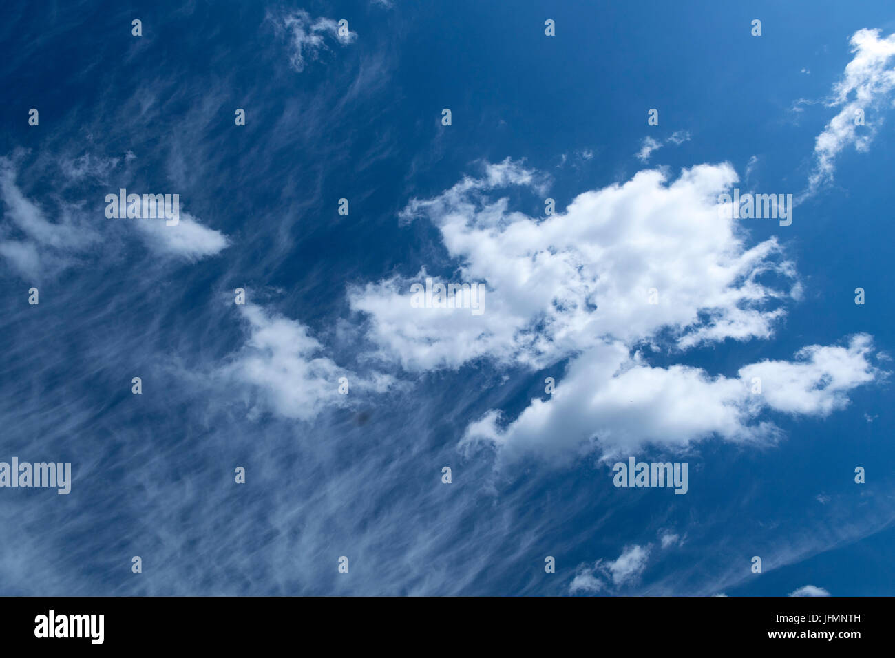 Nuvole bianche sotto un classico blue sky in Inghilterra Settentrionale Foto Stock