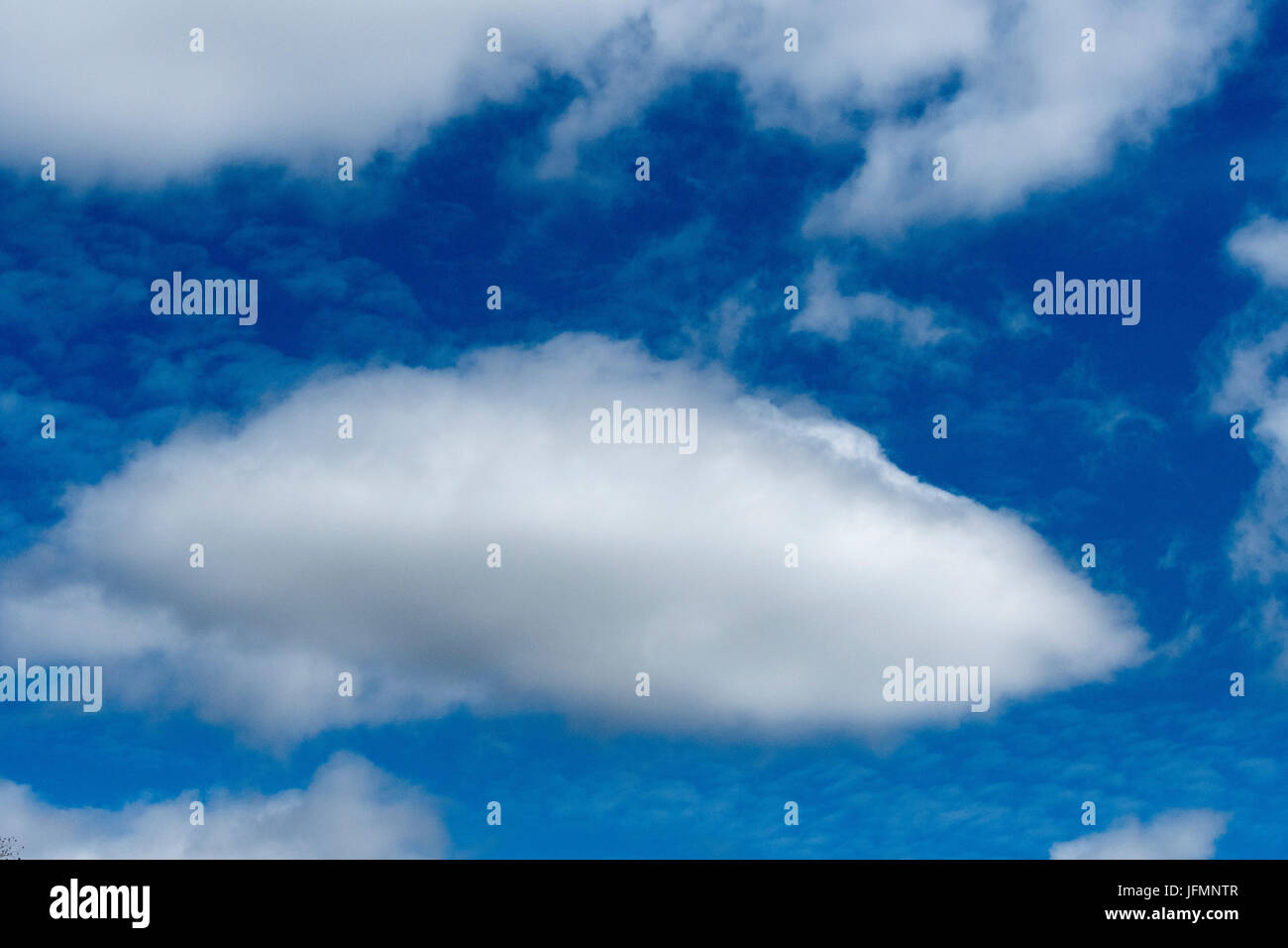 Nuvole bianche sotto un classico blue sky in Inghilterra Settentrionale Foto Stock