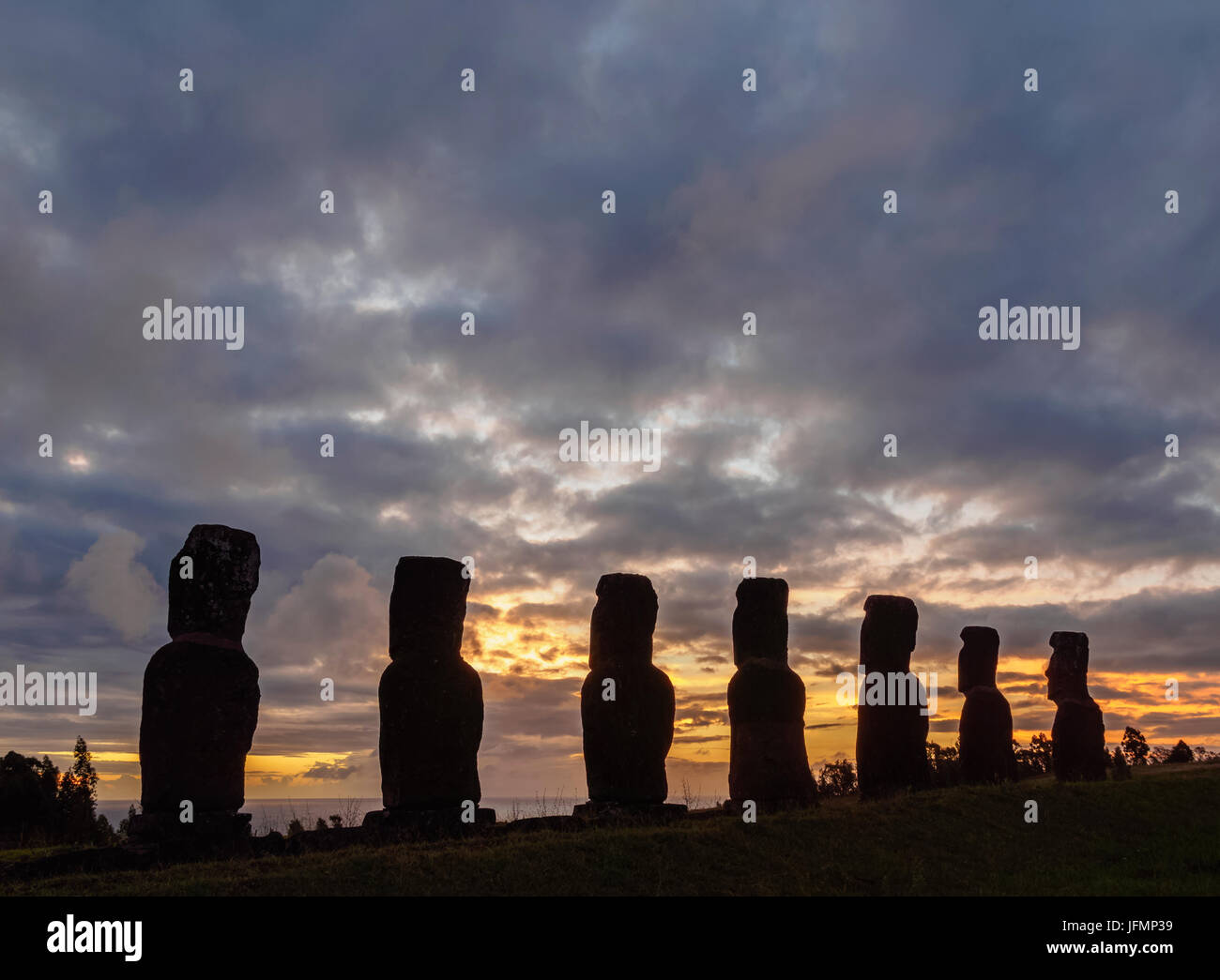 Moais in Ahu Akivi al tramonto, Parco Nazionale di Rapa Nui, Isola di Pasqua, Cile Foto Stock