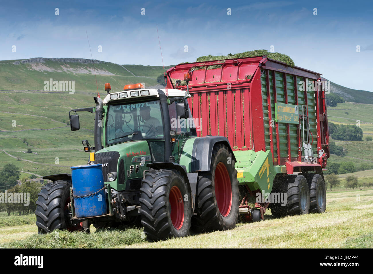 Facendo da insilato raccolto in Yorkshire Dales con un foraggio Strautmann carro trainato da un trattore Fendt. Regno Unito. Foto Stock