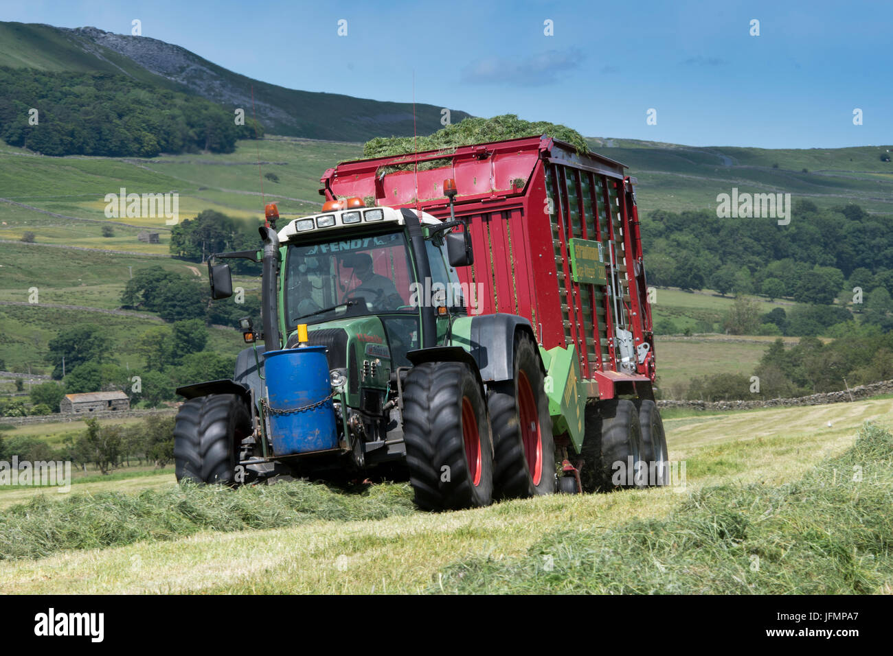Facendo da insilato raccolto in Yorkshire Dales con un foraggio Strautmann carro trainato da un trattore Fendt. Regno Unito. Foto Stock