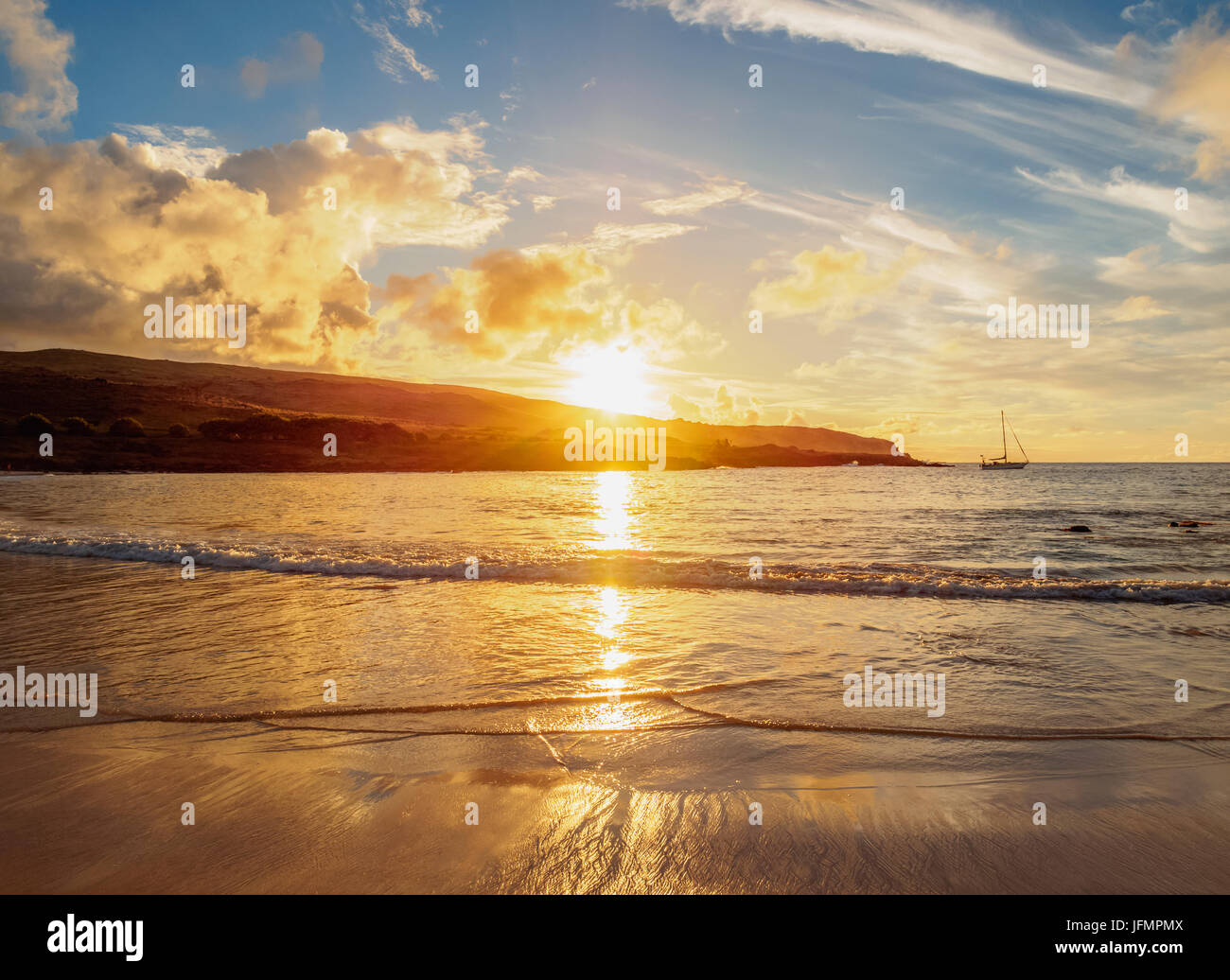 Spiaggia di Anakena al tramonto, l'isola di pasqua, Cile Foto Stock