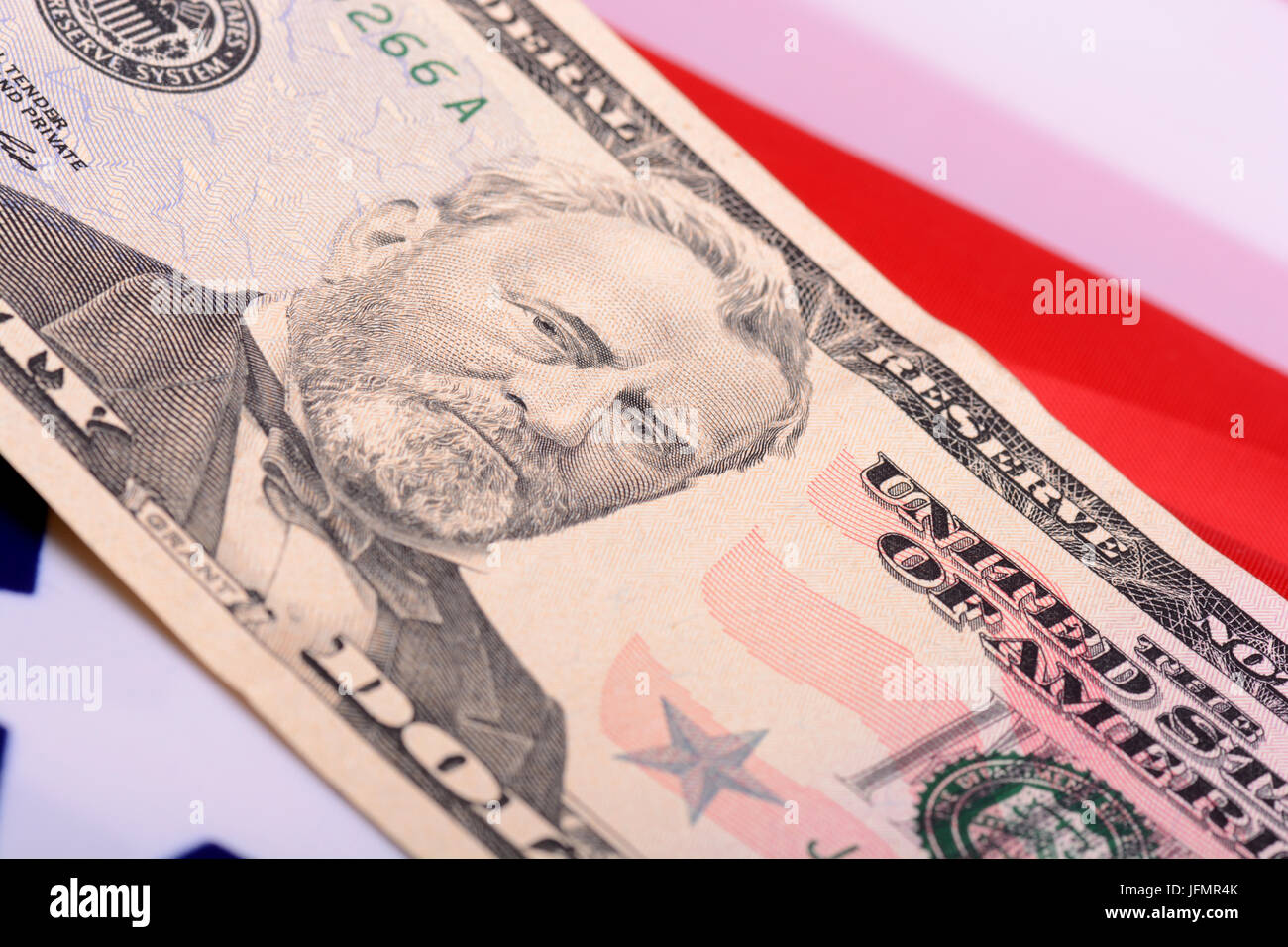 Cinquanta dollari davanti alla bandiera americana Foto Stock