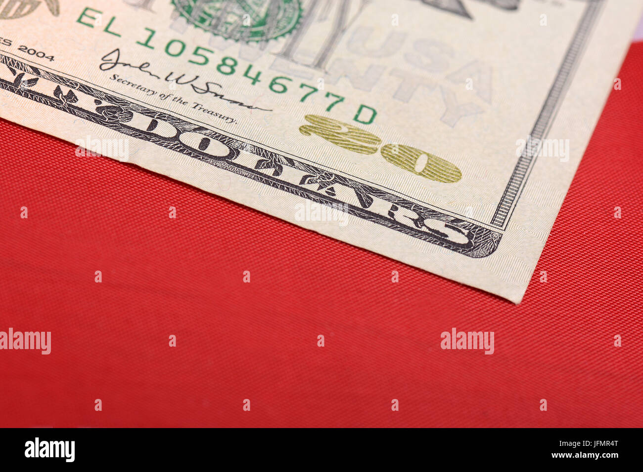 Venti dollari davanti alla bandiera americana Foto Stock