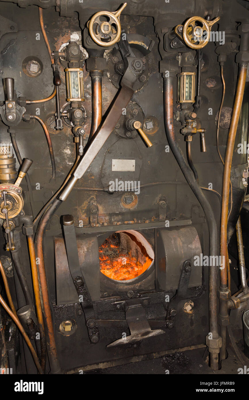 Firebox pedana e comandi su un vintage British locomotiva a vapore solitamente azionato dal conducente e vigile del fuoco Foto Stock