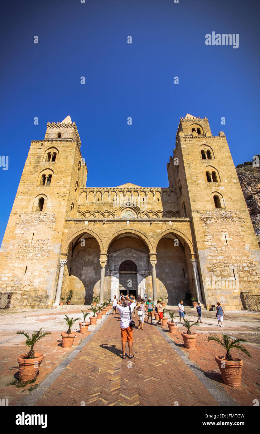 La Cattedrale di San Salvatore e la rocca, Piazza Duomo di Cefalu, Sicilia, Italia Foto Stock