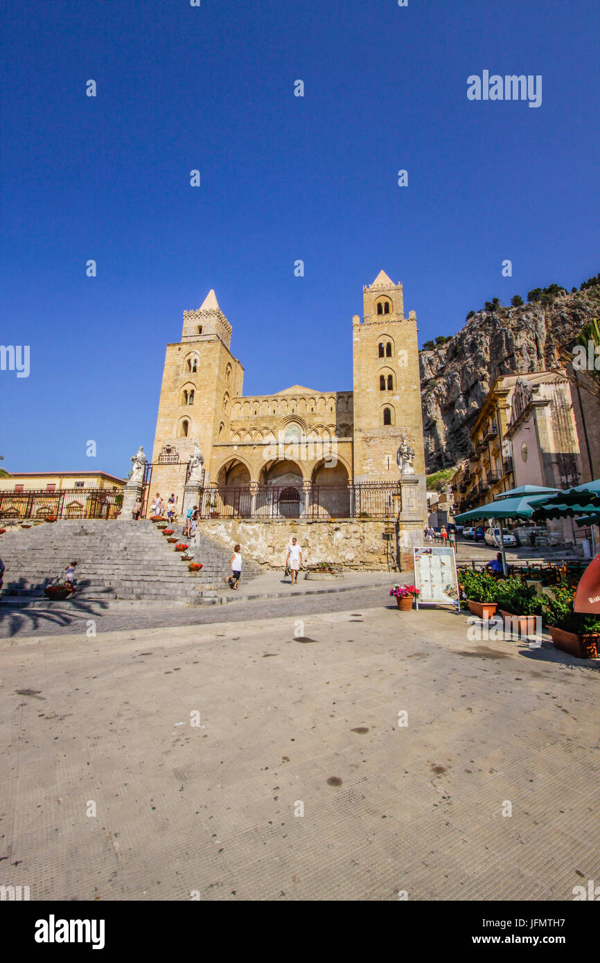 La Cattedrale di San Salvatore e la rocca, Piazza Duomo di Cefalu, Sicilia, Italia Foto Stock