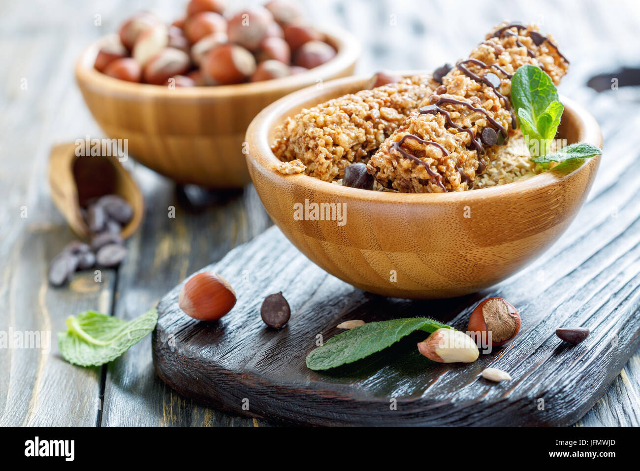 Barrette di cereali con nocciole,arachidi e cioccolato. Foto Stock