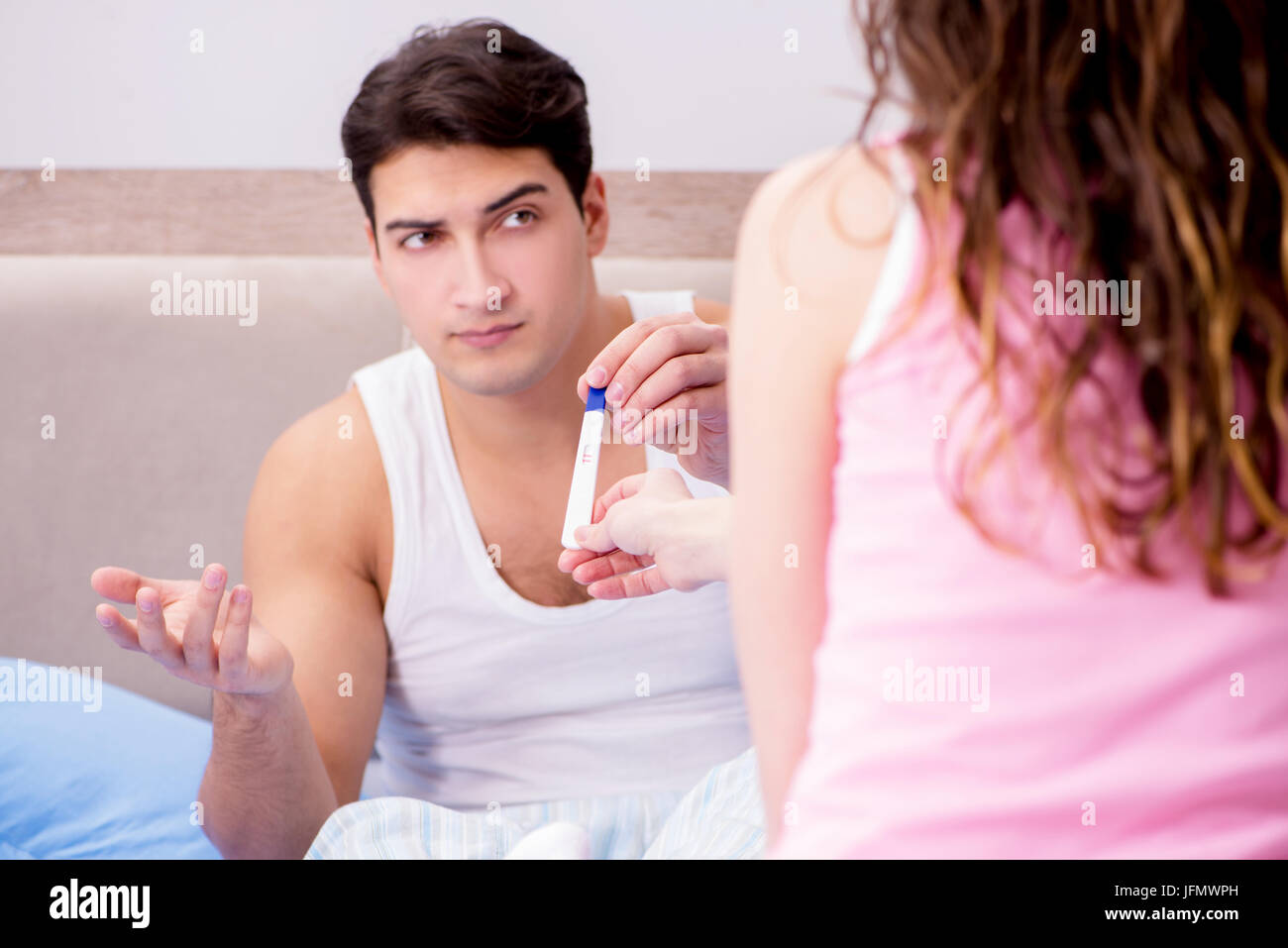 L'uomo marito arrabbiato per la gravidanza i risultati dei test Foto Stock