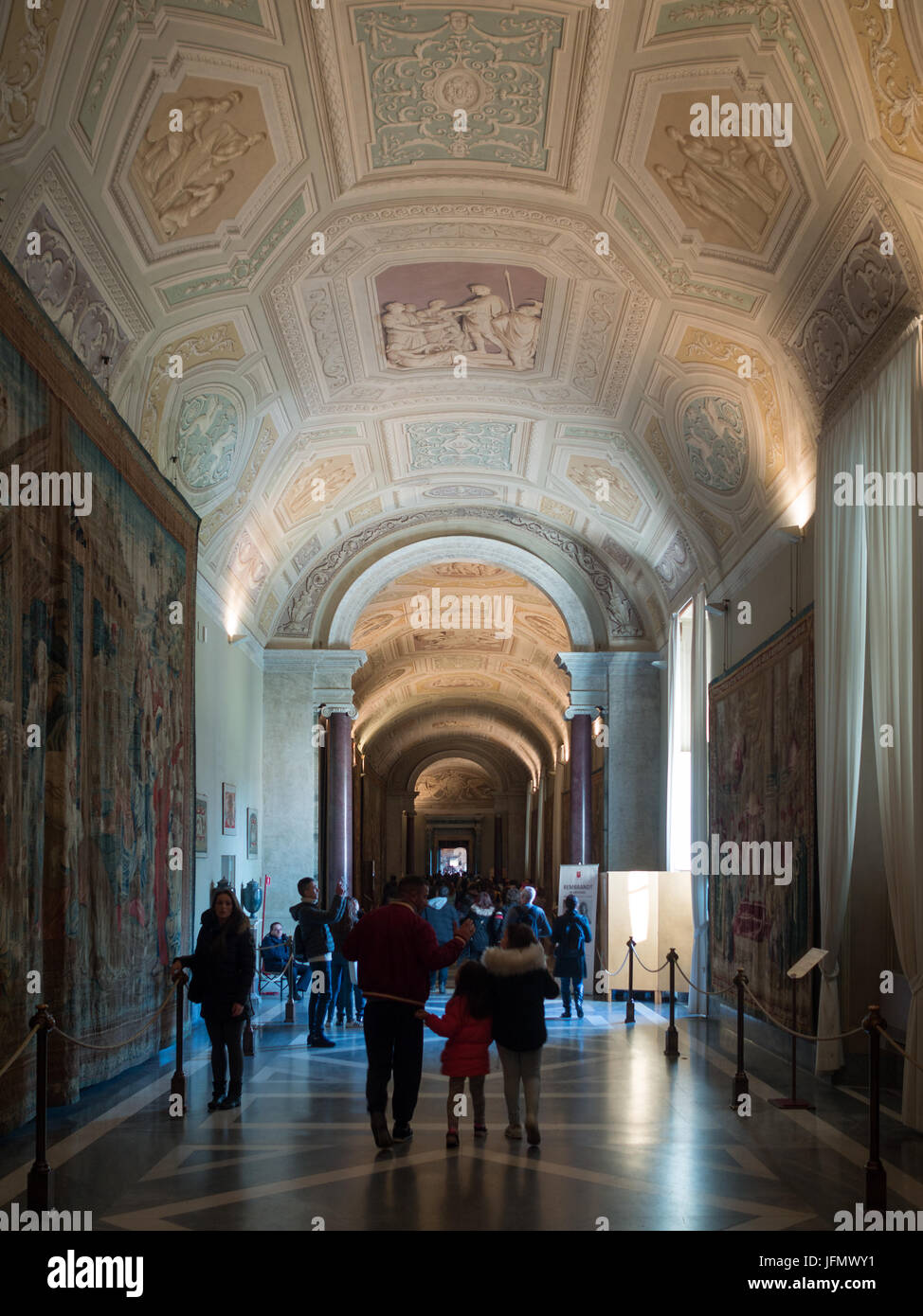 I visitatori all'interno dei Musei Vaticani camere Foto Stock