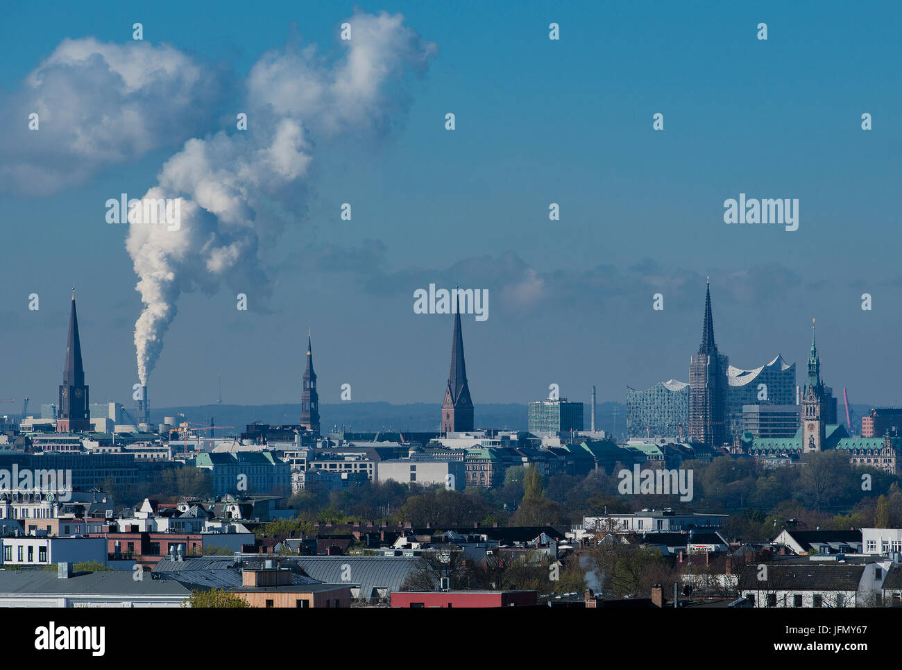 Lo skyline di Amburgo vista da un edificio per uffici Foto Stock