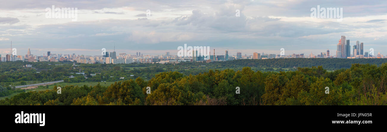 Vista panoramica di Mosca dal quartiere Krylatskoye. L'orario del tramonto. Foto Stock