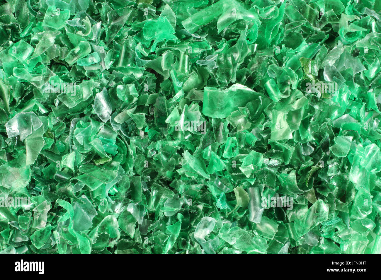 Piccoli pezzi di taglio verde bottiglie in plastica Foto Stock