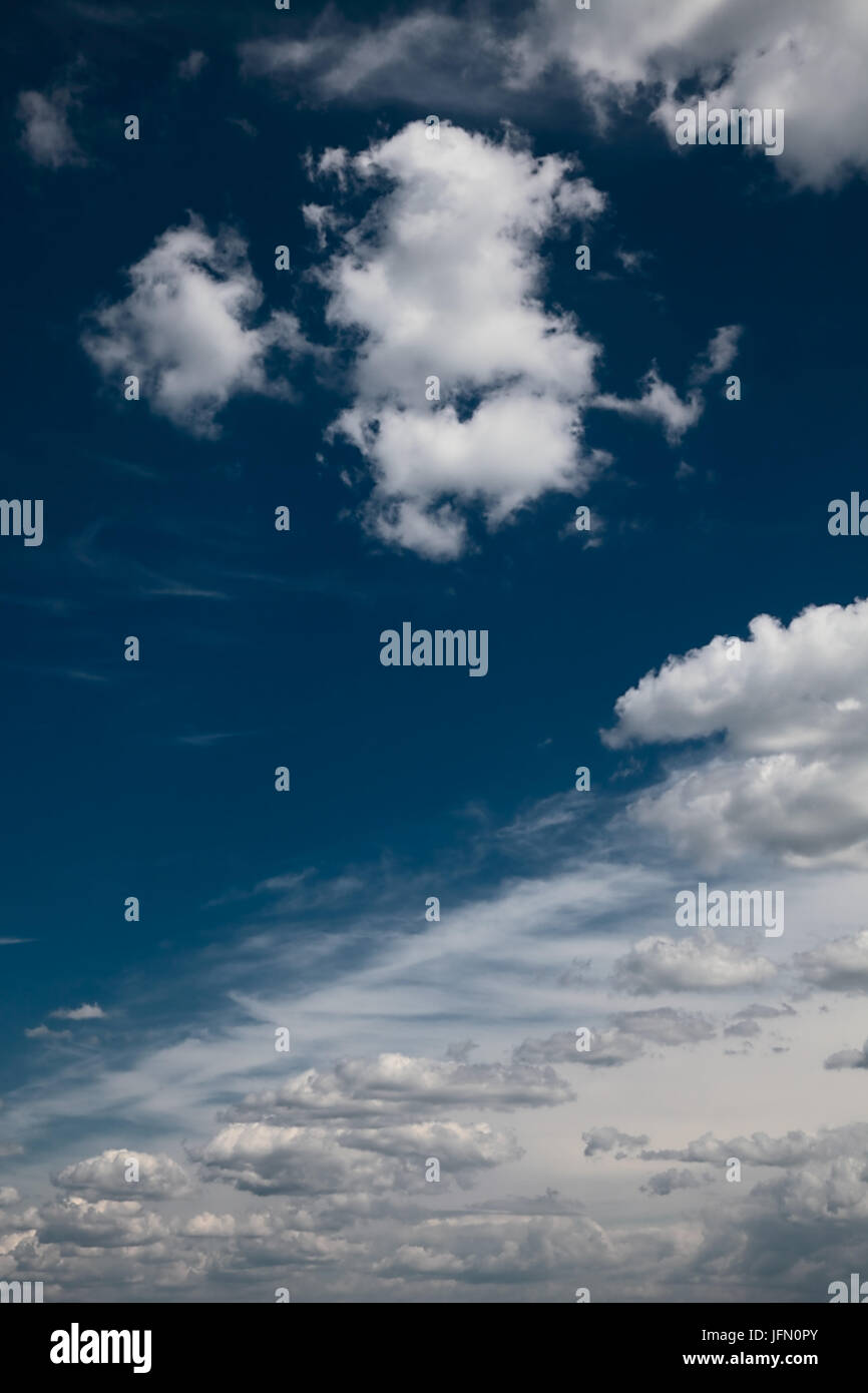 Vivid blue sky background. La luce del giorno. Foto Stock
