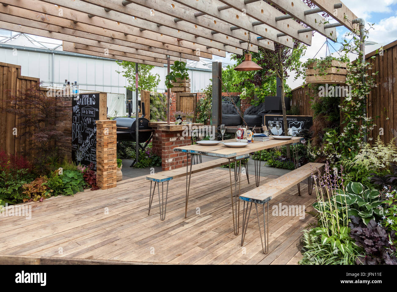 "Non si tratta solo di una barba' mostrano giardino da giardini vivi, giardino all'aperto e area di intrattenimento, ispirato da urban hipster bar temi. Giardinieri' Foto Stock