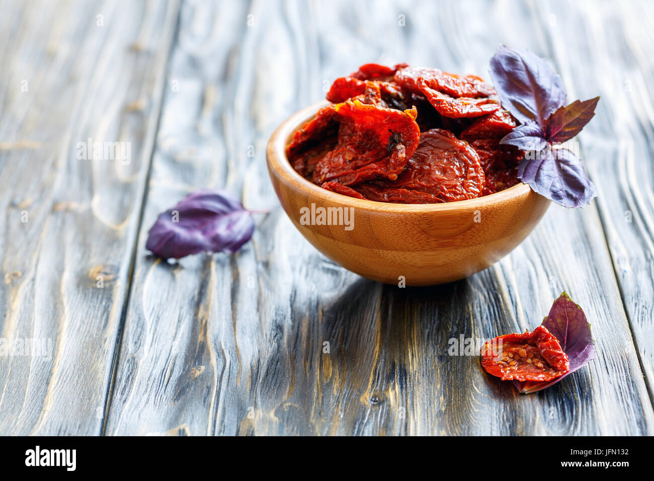 Pomodori secchi e basilico viola. Foto Stock