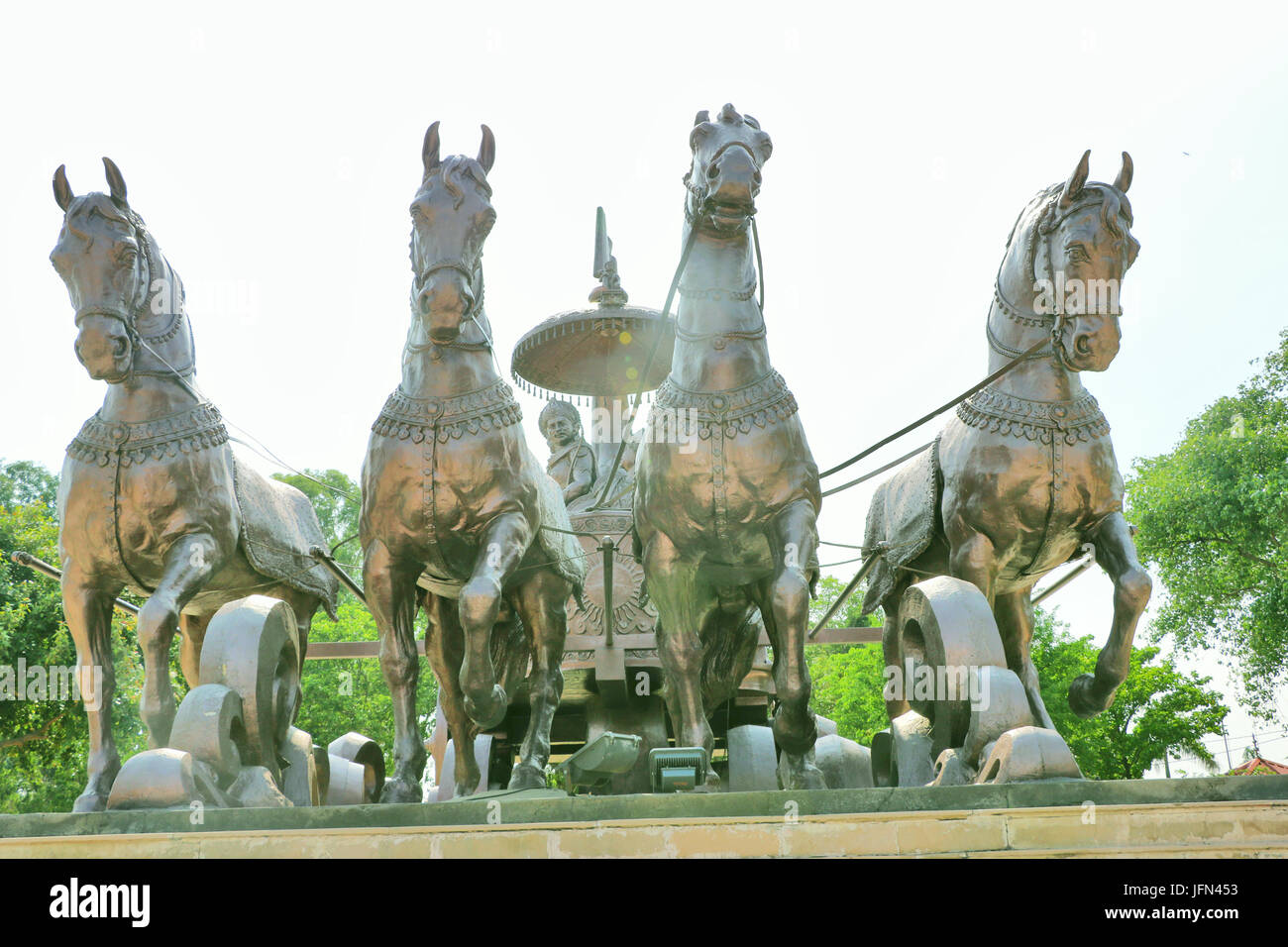 Giant krishna-arjuna carro di bronzo metallo, situato a brahma sarovar kurukshetra, Haryana, è un grande fascino per i pellegrini. Foto Stock