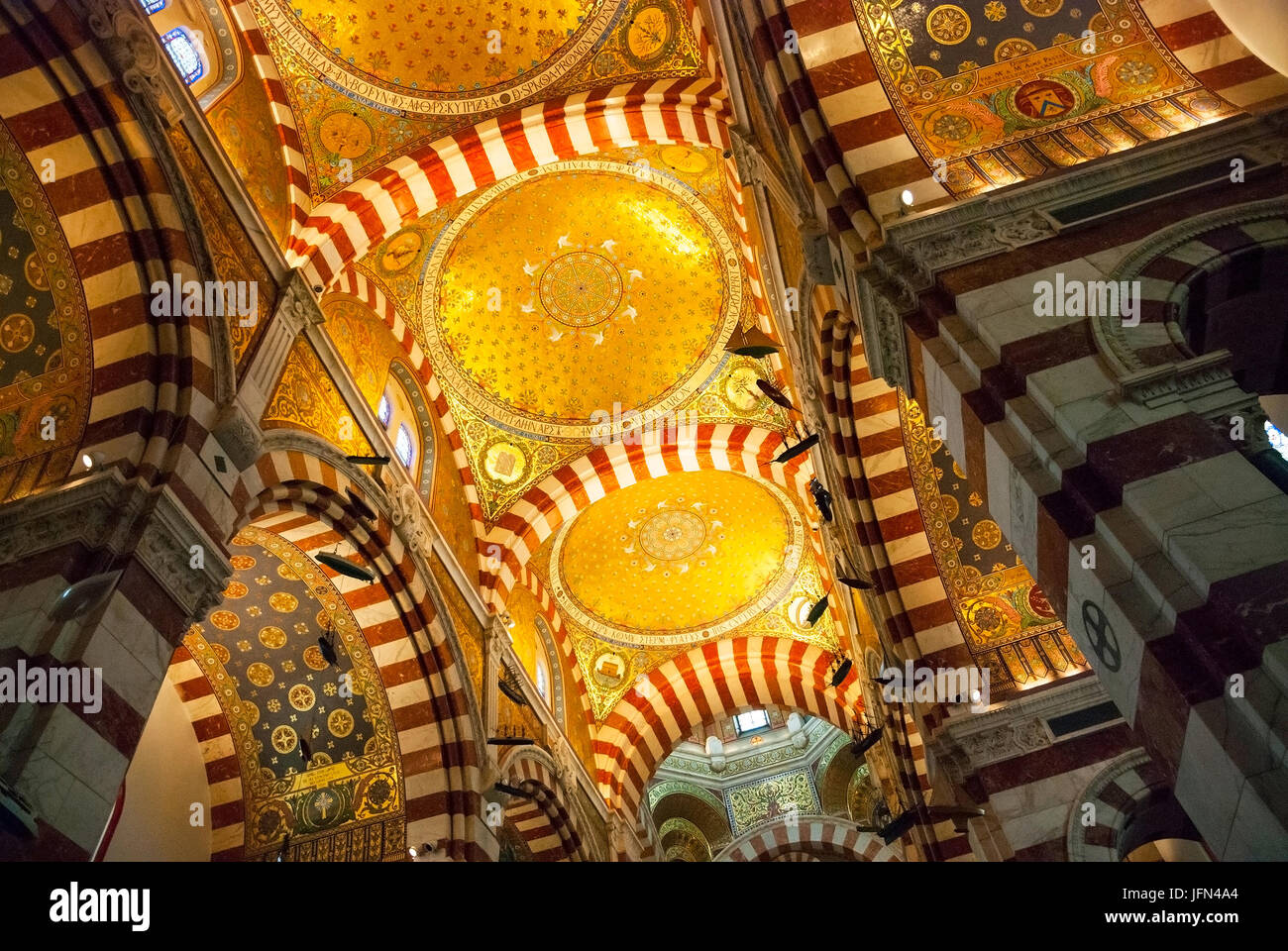 Interno con mosaici dorati di Notre Dame de la Garde cattedrale, Marsiglia Foto Stock