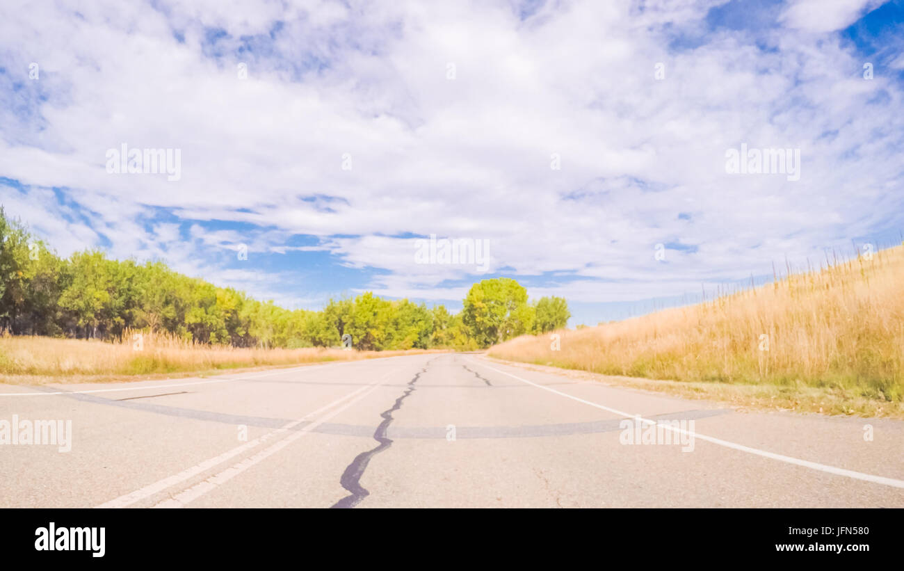 POV punto di vista - Guida attraverso Cherry Creek State Park in autunno. Foto Stock