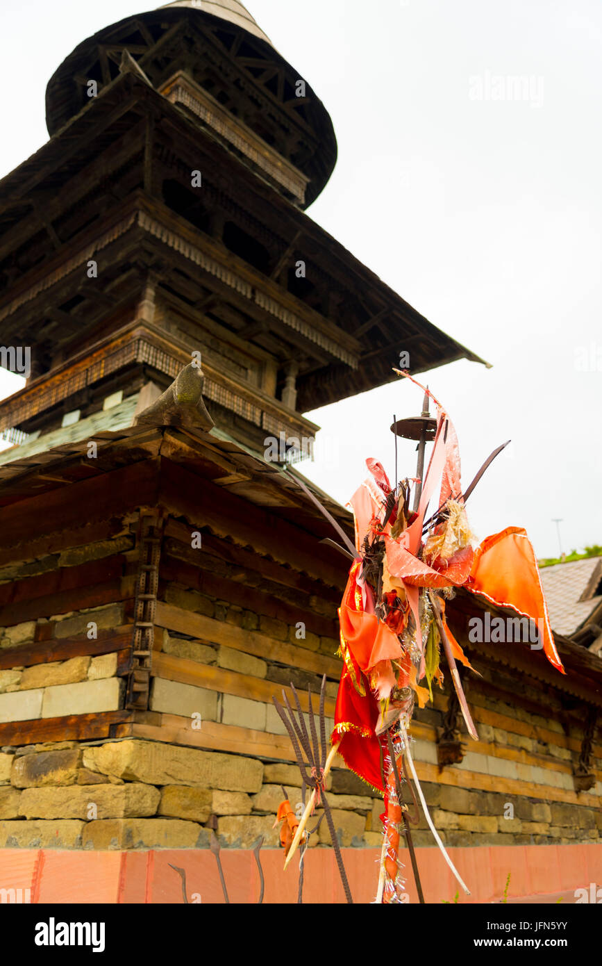 Antico Lago Prashar Temple view con Prashar acqua santa stagno e natura verde paesaggio di Prashar Lake, mandi distretto, Himachal Pradesh, India Asia Foto Stock