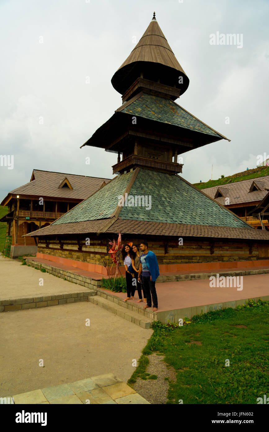 Antico Lago Prashar Temple view con Prashar acqua santa stagno e natura verde paesaggio di Prashar Lake, mandi distretto, Himachal Pradesh, India Asia Foto Stock