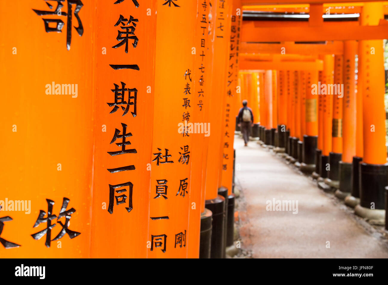 Orange torii a Fushimi Inari a Kyoto, Giappone Foto Stock