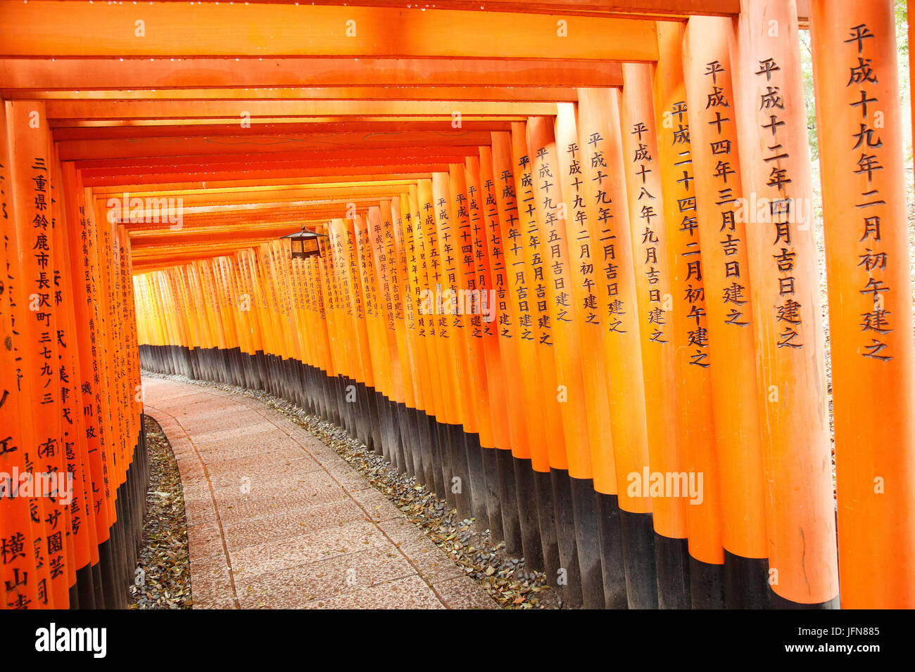 Orange torii a Fushimi Inari santuario a Kyoto, Giappone Foto Stock