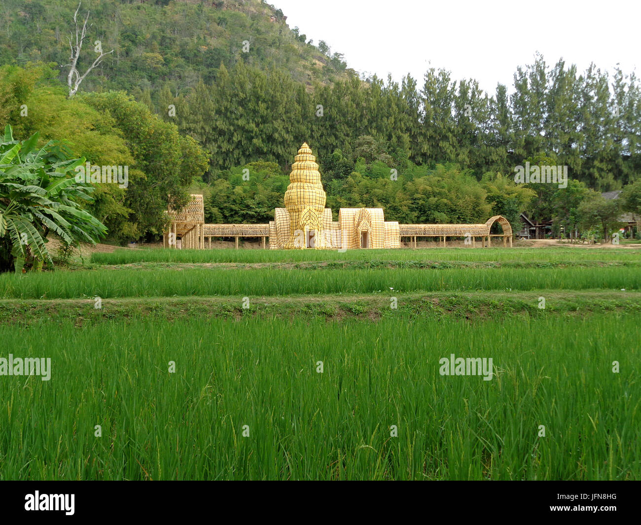 Il modello del tempio Khmer realizzato dal perizoma su un verde vibrante di risaie, Nakhon Ratchasima provincia, Thailandia Foto Stock