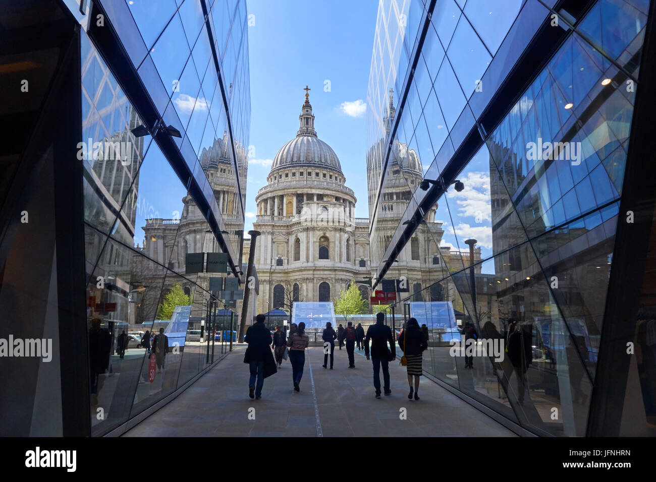 La Cattedrale di St Paul e si riflette in una nuova modifica centro di shopping nella città di Londra, Inghilterra, Regno Unito, Regno Unito, Gran Bretagna, GB Foto Stock