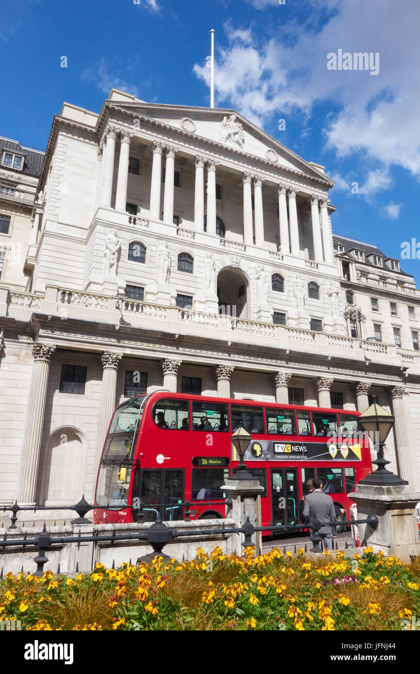 Bus rosso passando dalla banca di Inghilterra edificio, Threadneedle Street, City of London, EC1, England, Regno Unito, Regno Unito, Gran Bretagna, GB Foto Stock