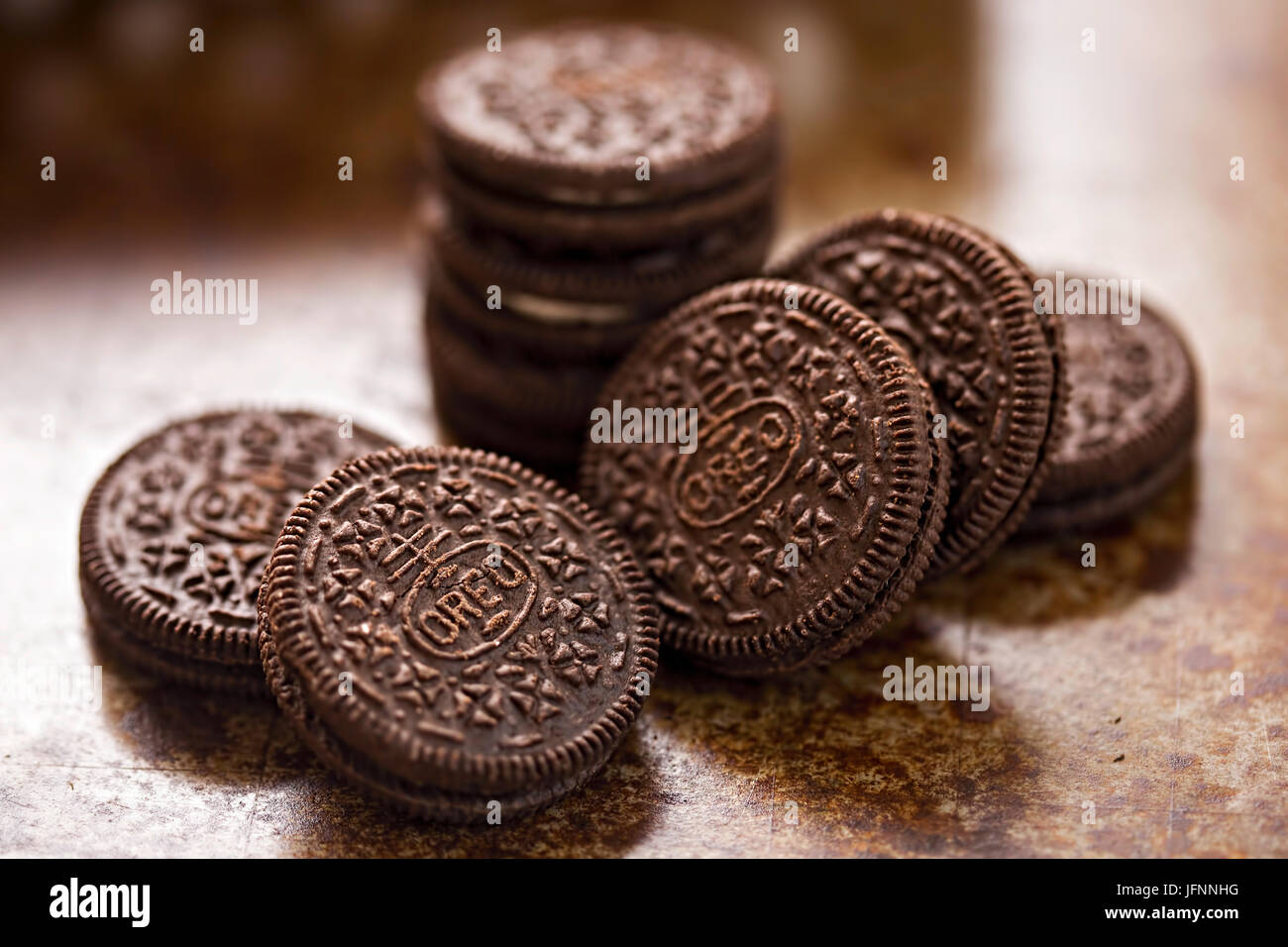 Oreo cookie su sfondo marrone Foto Stock