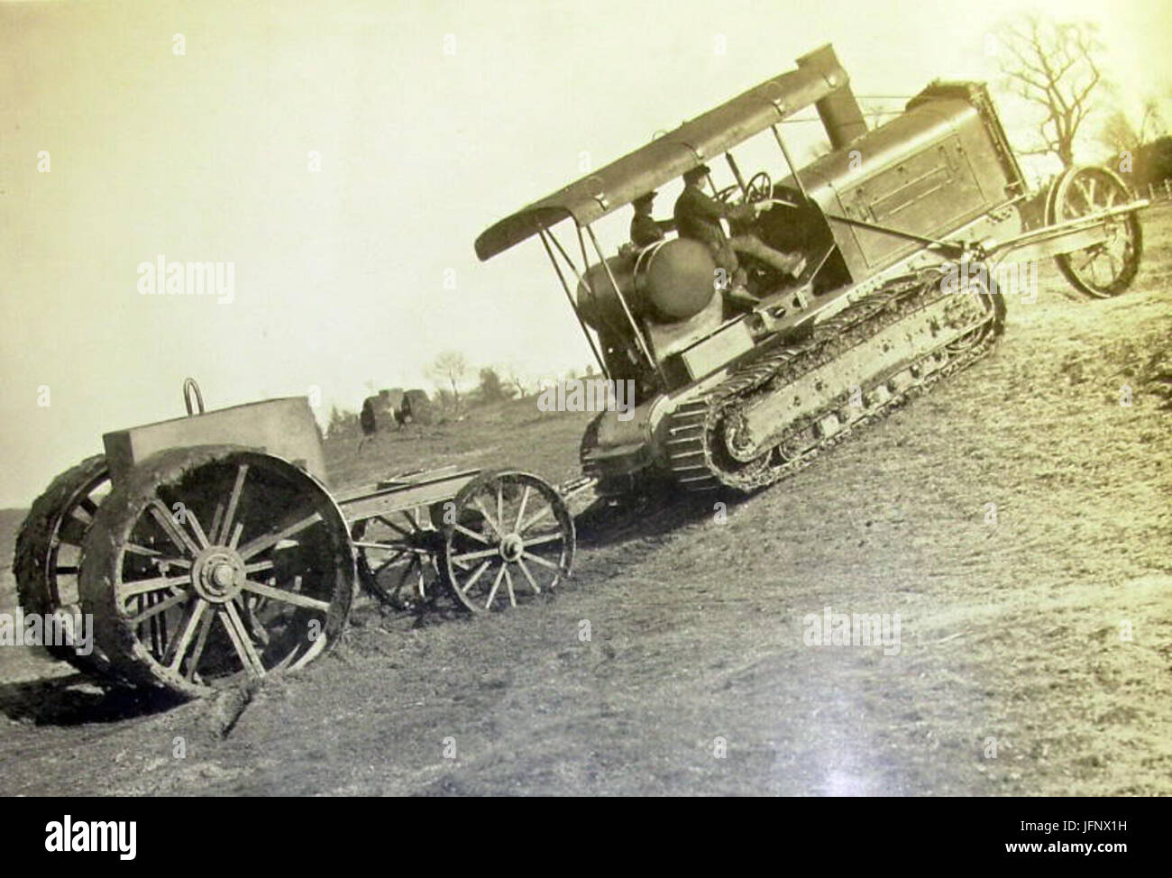 Il trattore Clayton 26 Shuttleworth del 1916 rappresenta le macchine agricole dell'inizio del XX secolo, segnando progressi nella tecnologia agricola grazie alla sua progettazione e alle sue capacità meccaniche. Foto Stock