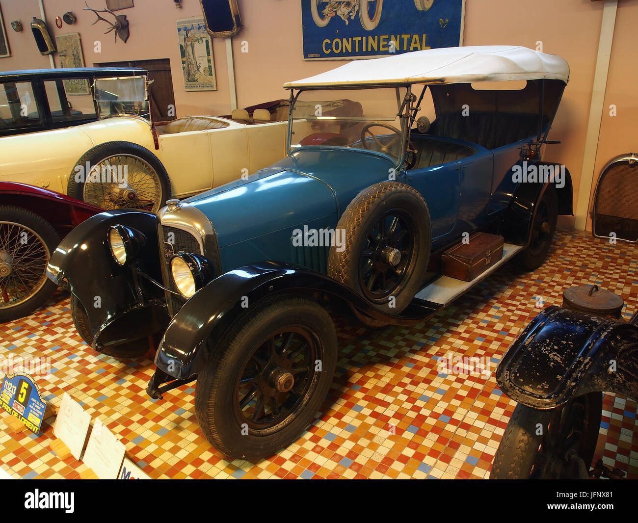 19 Delahaye 87, 10CV, 4cil, 4 posti a sedere tourer, al Musée Automobile de Vendée pic-3 Foto Stock