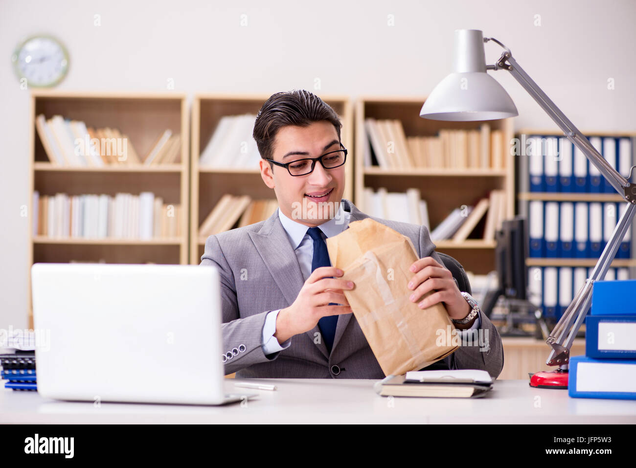 Il proprietario riceve i pacchi in ufficio Foto Stock