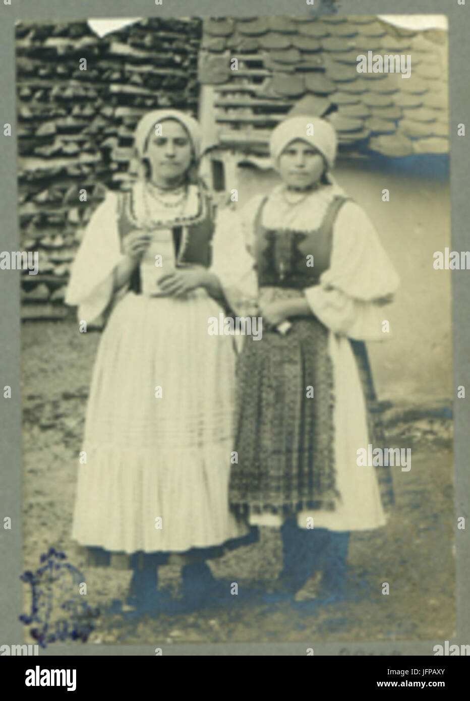 Una fotografia che mostra l'abbigliamento femminile rumeno tradizionale della valle di Hațeg, nella contea di Hunedoara, mettendo in evidenza l'abbigliamento regionale e il patrimonio culturale. Foto Stock