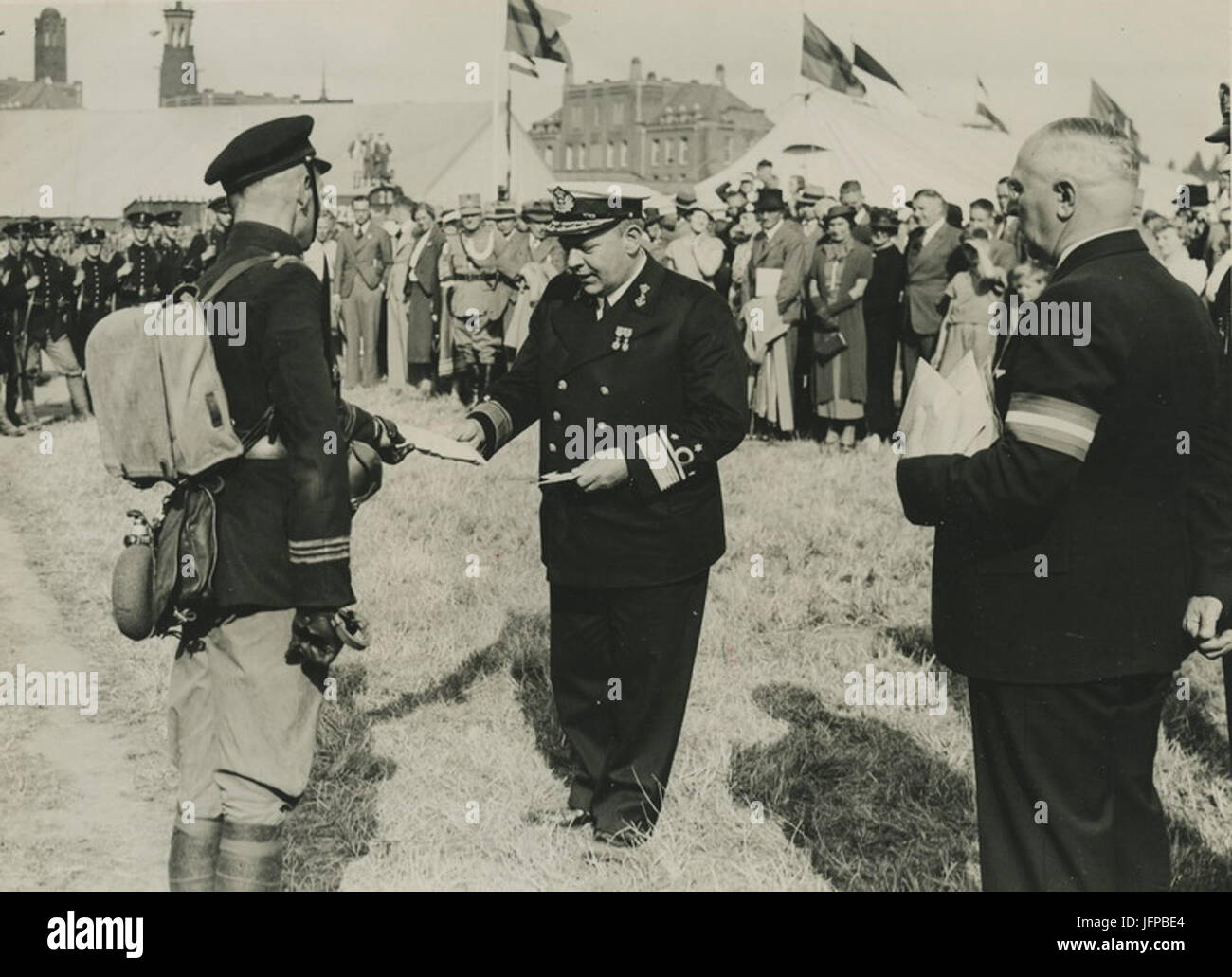 Admiraal C.E.L. Helfrich reikt de beloningen uit aan de kapitein der Mariniers - F40864 - KNBLO Foto Stock