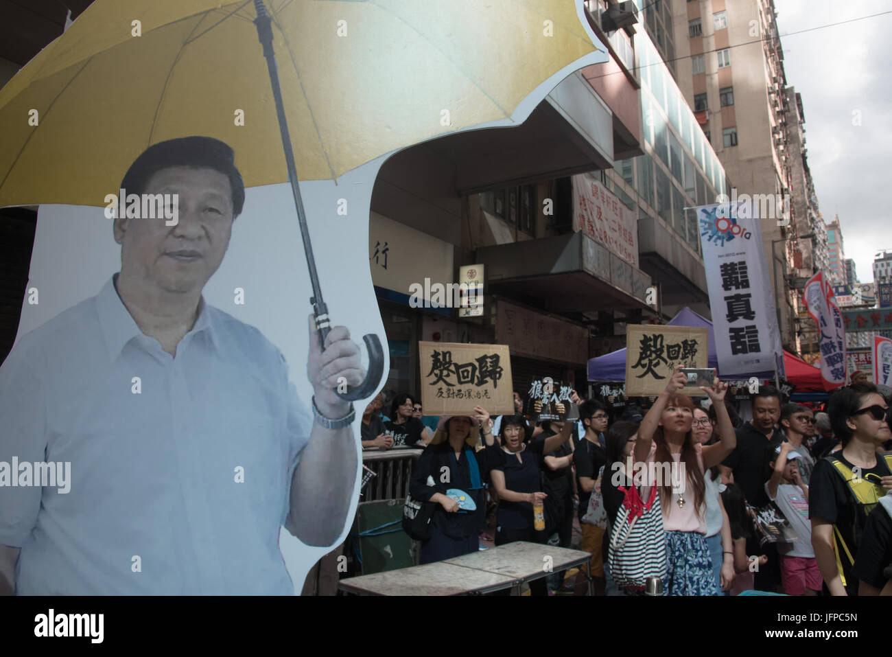 Hong Kong. 01 Luglio, 2017. Pro-democrazia manifestanti visualizzare un cartone del Presidente cinese Xi Jinping tenendo un ombrello giallo, un simbolo del 2014 Movimento in favore della democrazia a Hong Kong durante una dimostrazione in Hong Kong. Migliaia aderito a un annuale pro-democrazia proteste in Hong Kong il giorno del ventesimo anniversario di Hong Kong ritorno alla Cina. Credito: Sun Yeung/Pacific Press/Alamy Live News Foto Stock