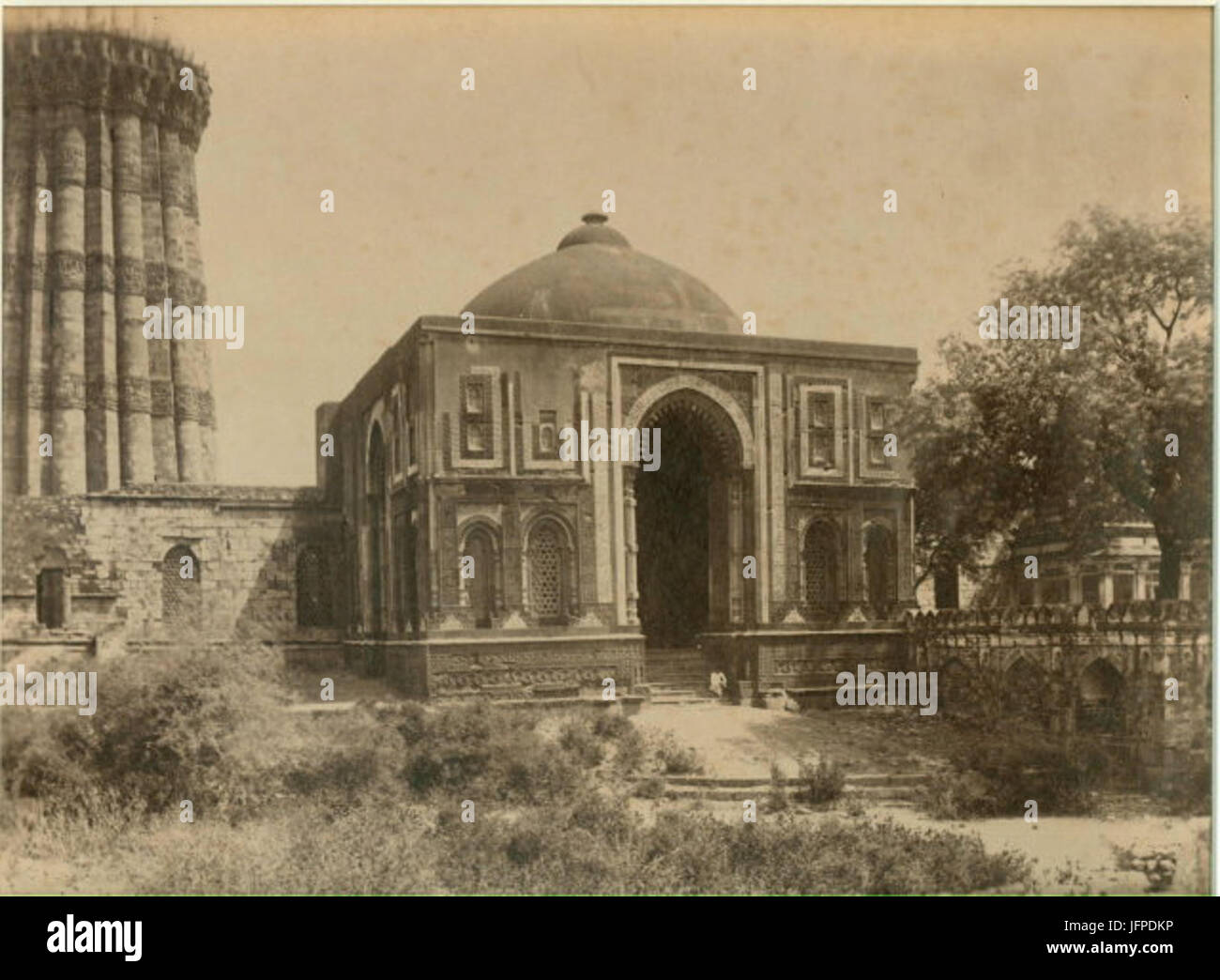 Alai Darwaza complesso Qutub Delhi nel 1870 Foto Stock