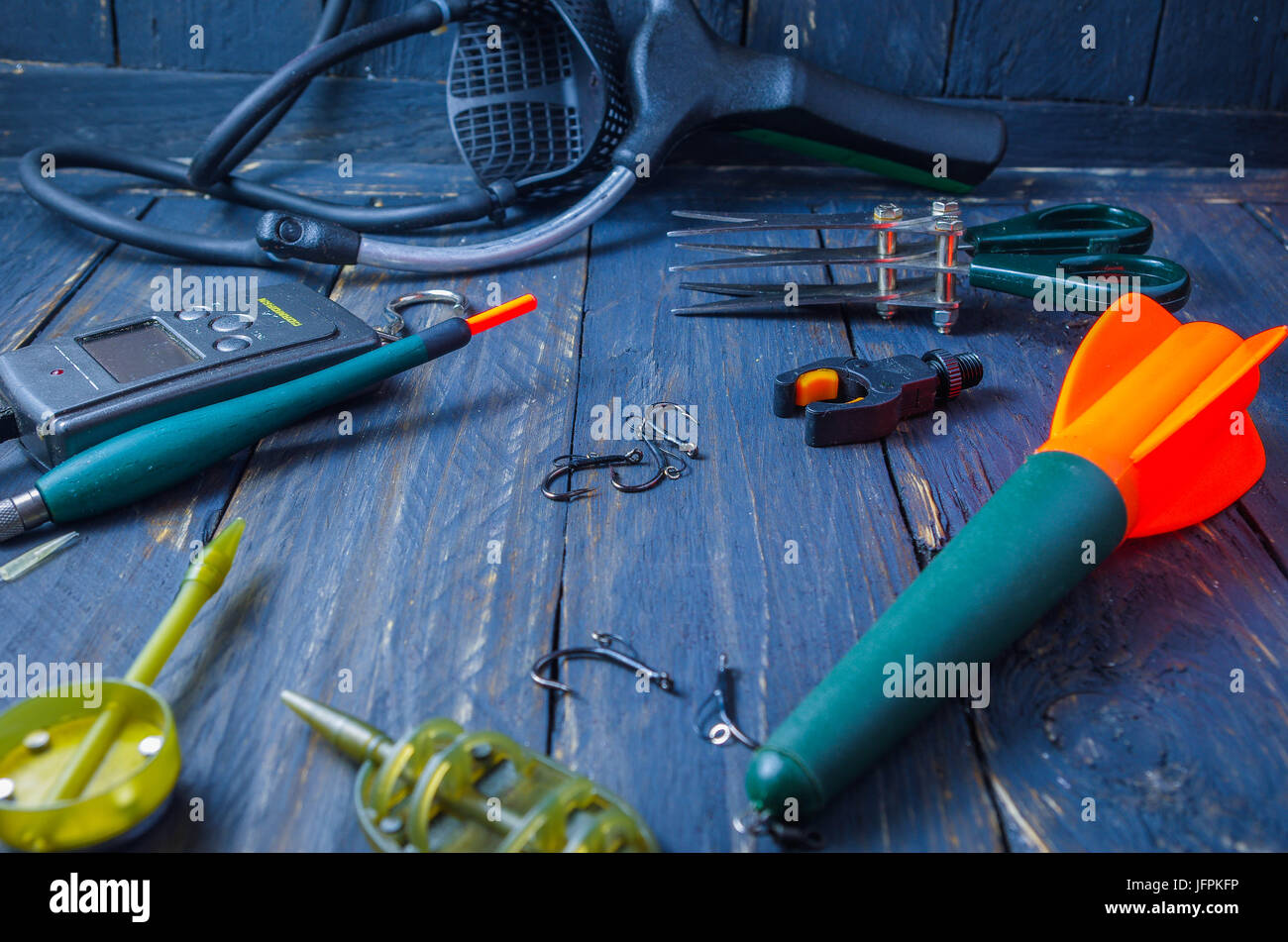 Gli accessori di pesca per la pesca alla carpa. Decorazione di pesca. Foto Stock