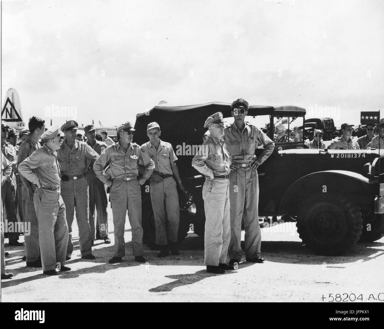 Generale Carl Spaatz e personale, insieme con l'ammiraglio posteriore W. R. Purnell, e il Brigadiere Generale Thomas F. Farrell, attendono gli ufficiali ed equipaggi di 'Enola Gay' dopo il primo bombardamento atomico missione di Hiroshima, Giappone. Tinian, 6 Agosto 1945 Foto Stock