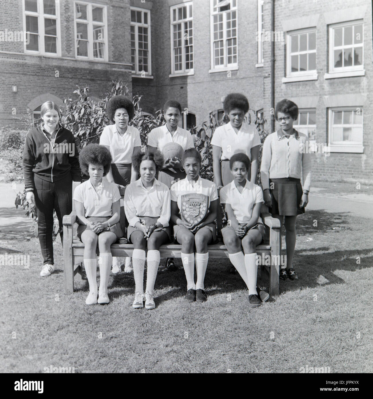 Un netball team in London Senior Netball League durante gli anni settanta. Il team comprende principalmente di nero, afro-caribbean ragazze. Foto Stock