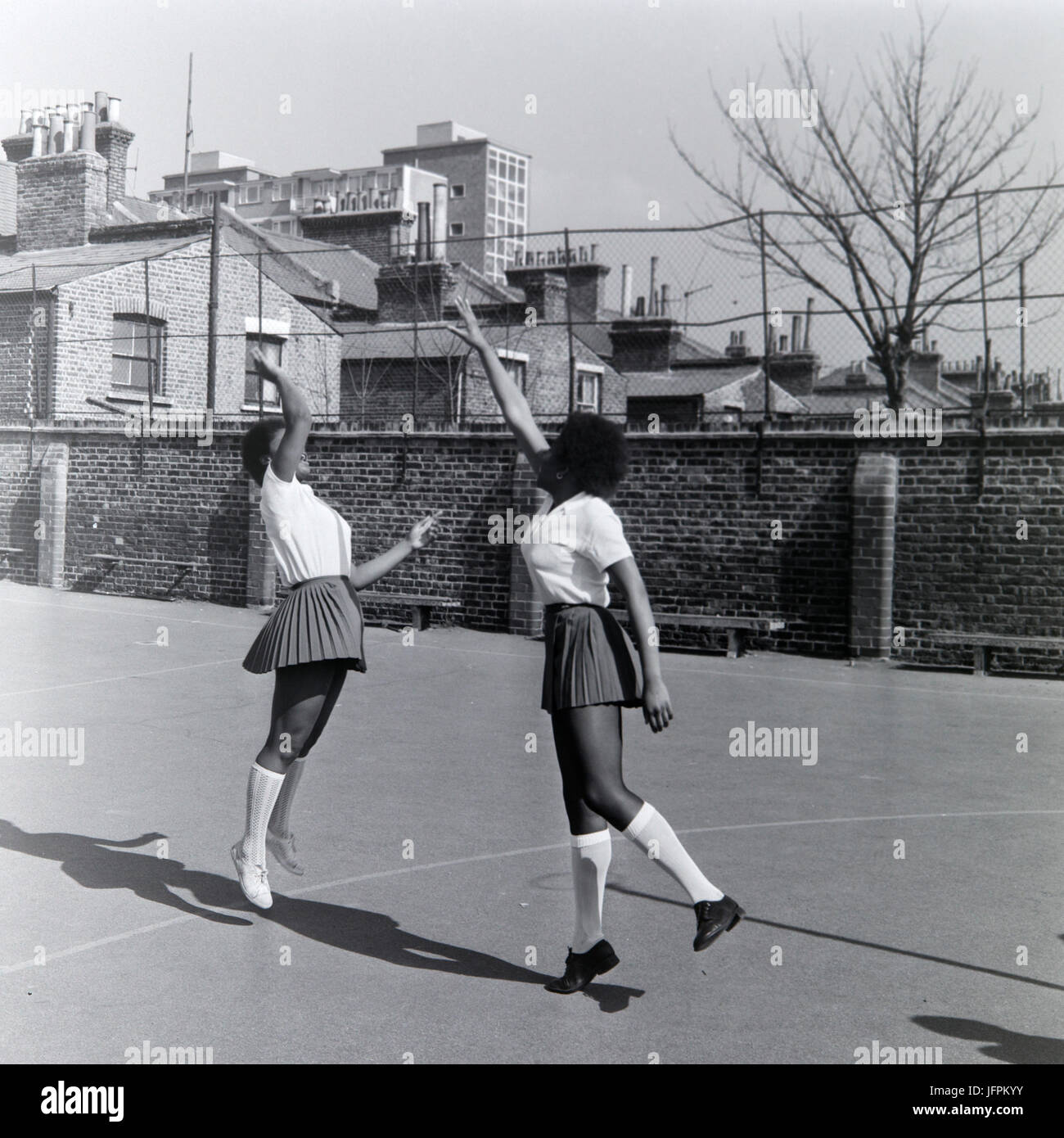 Due nero, afro-caraibica ragazze giocando netball a Londra, Inghilterra, durante gli anni settanta. Foto Stock