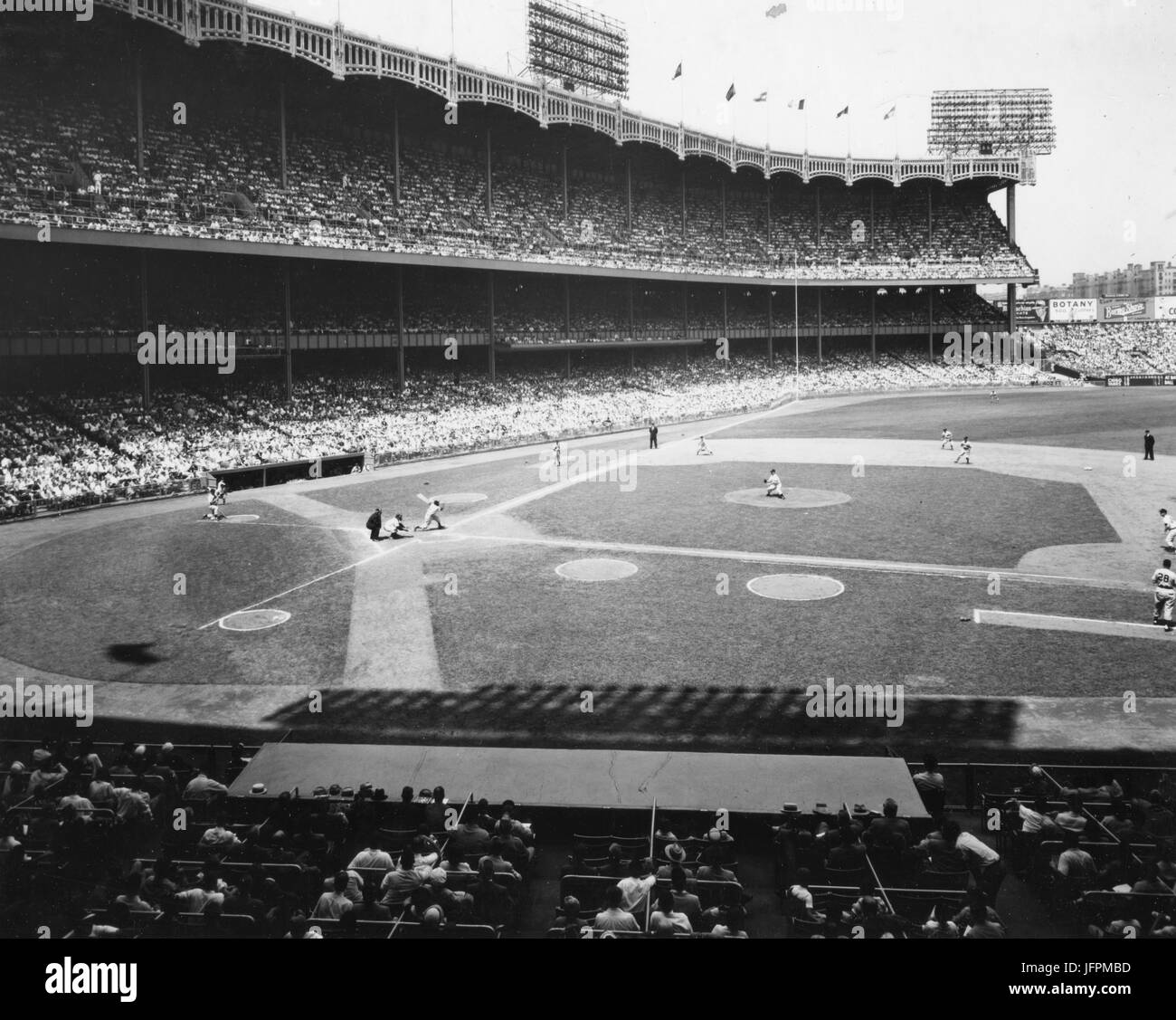 Vista del diamante allo Yankee Stadium durante una partita tra i New York Yankees e dei Chicago White Sox. New York, NY, 1951. Foto Stock