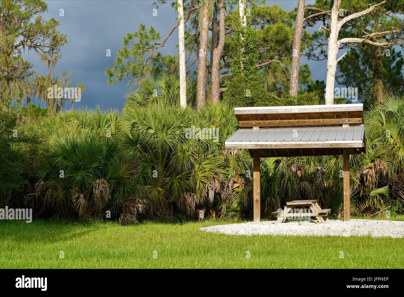 Il picnic pavilion guarda sempre invitante anche con nuvole temporalesche nella distanza. Foto Stock