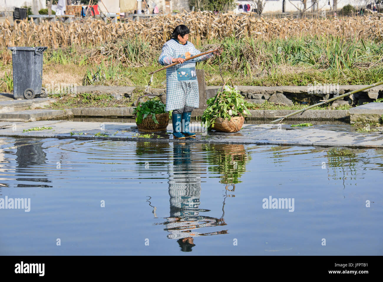 Il lavaggio della verdura nel borgo antico di Xidi, Anhui, Cina Foto Stock